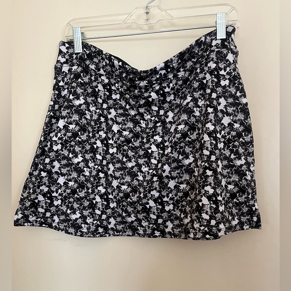 Tranquility Black and White Women's Skort - Picture 1 of 4